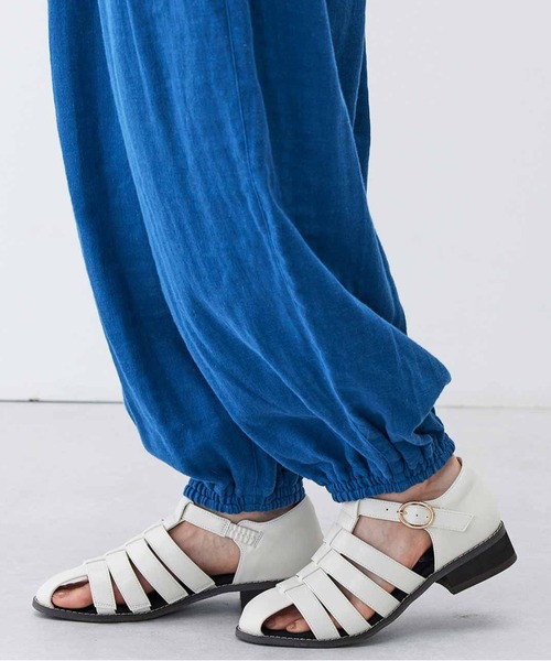 Live in comfort(リブインコンフォート)の「リブ イン コンフォート 甲をすっぽり覆って歩きやすい 大人グルカサンダル(サンダル・レディース・アイボリー/ブラック・6/5/4/3/2/1)」の5枚目の写真