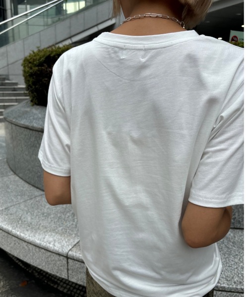 Unitage(ユニテージ)の「フラワープリントTEE(Tシャツ/カットソー・レディース・ホワイト/ブラック・FREE)」の5枚目の写真