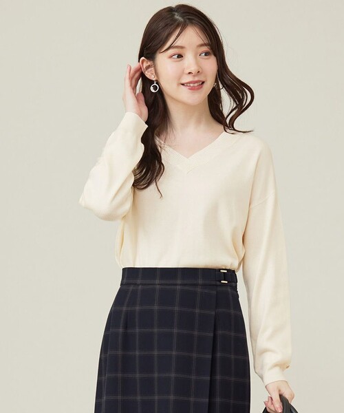 ANY SIS(エニィスィス)の「【ウールブレンドシリーズ】フロント切替Vネック ニット(ニット/セーター・レディース・ブラック系/イエロー系/ブルー系/アイボリー系/ワイン系・2)」の3枚目の写真