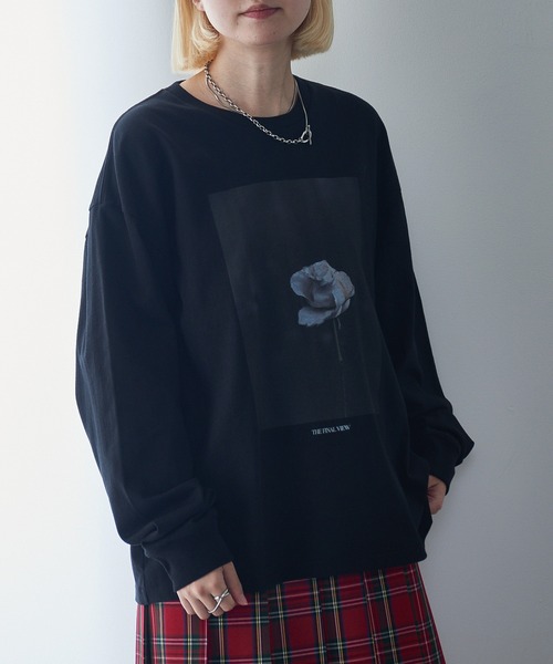 THE FINAL VIEW(ザファイナルビュー)の「【THE FINAL VIEW】フラワーフォトプリント ロンTEE(Tシャツ/カットソー・レディース・ホワイト系その他2/ブラック系その他3/ブラック系その他2/ブラック/ホワイト/ホワイト系その他3・FREE)」の2枚目の写真