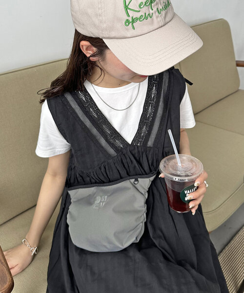 DISCOAT（ディスコート）の「サイドギャザーミニショルダーバッグ（ショルダーバッグ・レディース・ベージュ/ブラック/グレー・FREE）」の4枚目の写真