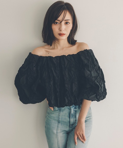ánuans エンブロイダリータフタオフショルブラウス anuans（アニュアンス）の「エンブロイダリータフタオフショルブラウス