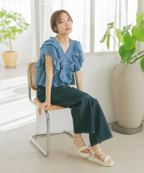 mysty woman（ミスティウーマン）の「フリル2WAYブラウス   329026（シャツ/ブラウス・レディース・ブラック/オフホワイト/ブルー・FREE）」の7枚目の写真