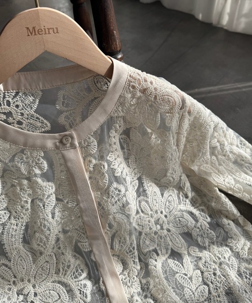 Meiru(メイル)の「レースバンドカラーショートシャツ(シャツ/ブラウス・レディース・ブラック/アイボリー/チャコール・SMALL/MEDIUM/LARGE)」の9枚目の写真