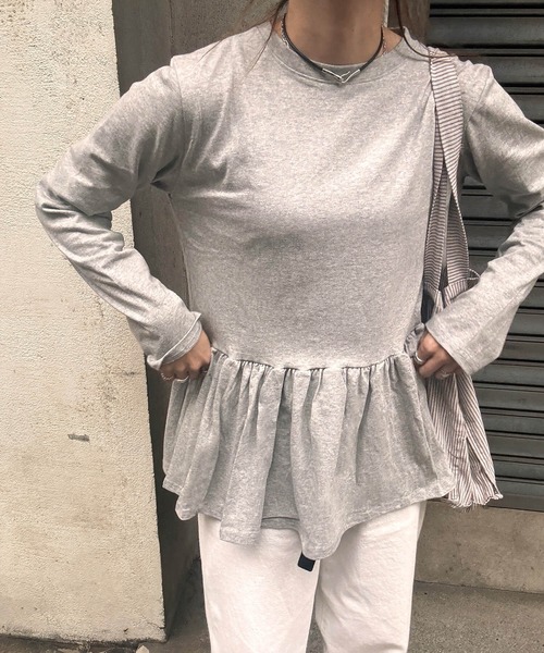 ISOOK(アイスー)の「フリルペプラムトップス(chiica select) / Tシャツ ロンT カットソー チュニック 重ね着 レイヤード 長袖 インナー ラウンドネック ロング丈 白 ホワイト(Tシャツ/カットソー・レディース・ホワイト/ブラック/グレー・FREE)」の3枚目の写真
