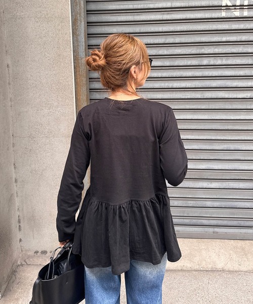 ISOOK(アイスー)の「フリルペプラムトップス(chiica select) / Tシャツ ロンT カットソー チュニック 重ね着 レイヤード 長袖 インナー ラウンドネック ロング丈 白 ホワイト(Tシャツ/カットソー・レディース・ホワイト/ブラック/グレー・FREE)」の2枚目の写真