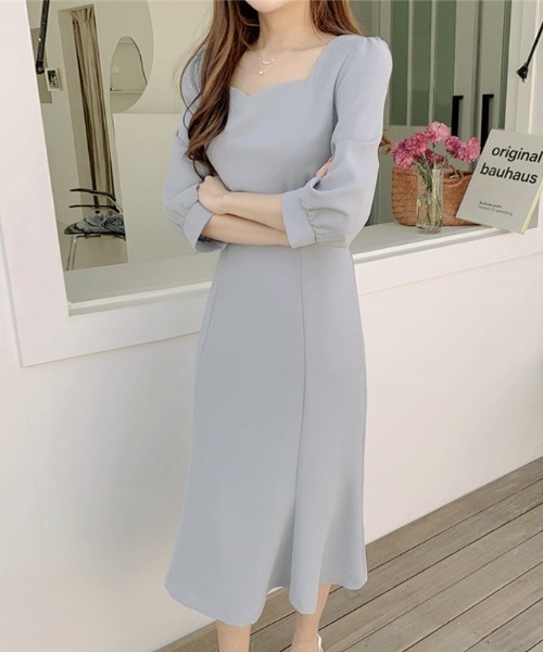 a lot of love（ア ロット オブ ラブ）の「オープンネック フェミニンワンピース（ワンピース・レディース・ホワイト/ライトグレー・M/L）」の2枚目の写真