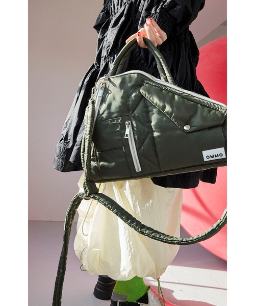 OMMO（オーエムエムオー）の「2WAY MA-1 DETAIL BAG（ショルダーバッグ・レディース・ブラック/カーキ・FREE）」の15枚目の写真