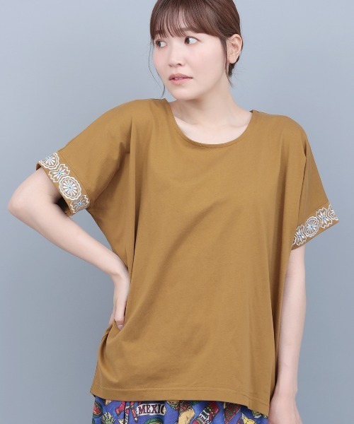 チチカカ(チチカカ)の「スリーブジュエル刺繍Tシャツ(Tシャツ/カットソー・レディース・オフホワイト/ベージュ/ブラック・FREE)」の3枚目の写真