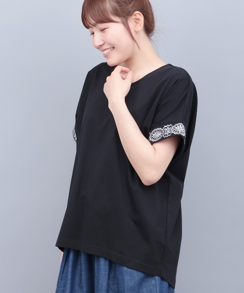 チチカカ(チチカカ)の「スリーブジュエル刺繍Tシャツ(Tシャツ/カットソー・レディース・オフホワイト/ベージュ/ブラック・FREE)」の7枚目の写真