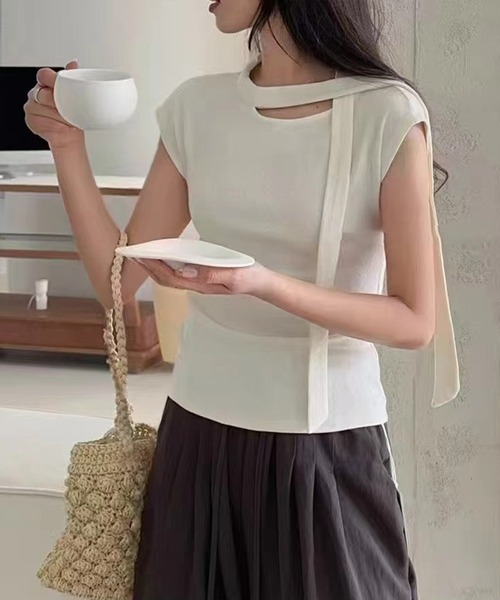 Lace Ladies(レースレディース)の「チョーカー デザイン フレンチスリーブ カットソー トップス(Tシャツ/カットソー・レディース・ブラック/アイボリー/グレー・FREE)」の2枚目の写真