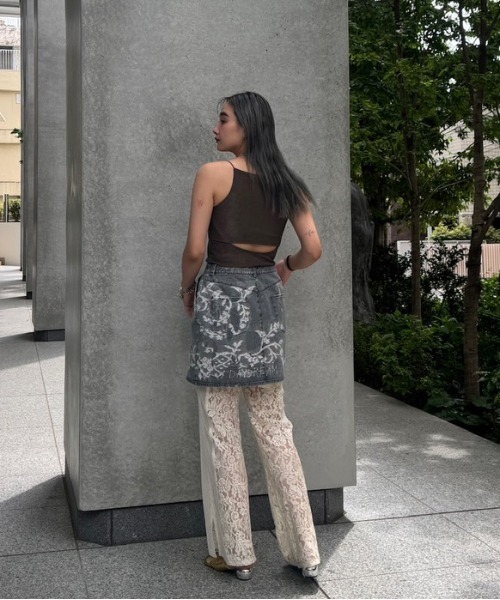 Ameri(アメリ)の「MEDI GLOSS RIB BACK SLIT CAMISOLE(キャミソール・レディース・オフホワイト/ブラック/カーキ・SMALL/MEDIUM)」の13枚目の写真