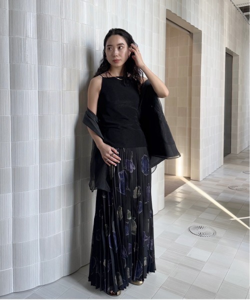 Ameri(アメリ)の「MEDI GLOSS RIB BACK SLIT CAMISOLE(キャミソール・レディース・オフホワイト/ブラック/カーキ・SMALL/MEDIUM)」の11枚目の写真