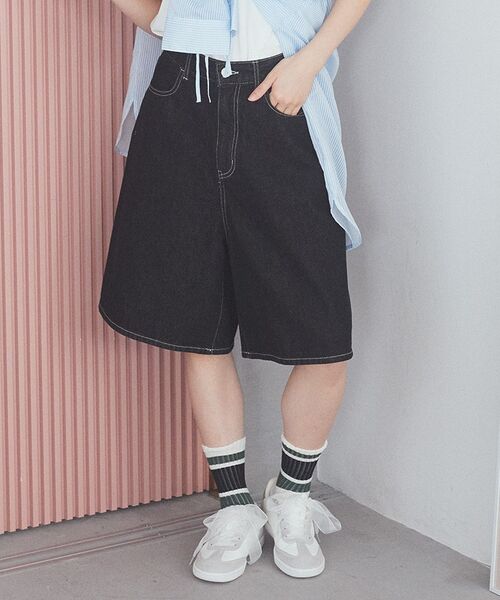 earth music&ecology（アースミュージックアンドエコロジー）の「デニムハーフパンツ（その他パンツ・レディース・ライトインディゴブルー/ブラック・S/M）」の3枚目の写真