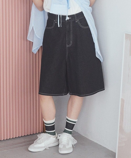 earth music&ecology（アースミュージックアンドエコロジー）の「デニムハーフパンツ（その他パンツ・レディース・ライトインディゴブルー/ブラック・S/M）」の2枚目の写真