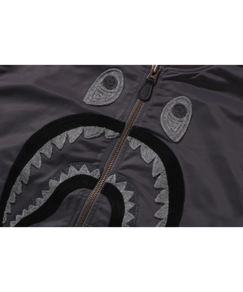 A BATHING APE（アベイシングエイプ）の「TONAL CHAIN STITCH SHARK BOMBER JACKET（ミリタリージャケット・メンズ・チャコール/ベージュ・LARGE/SMALL/X-LARGE/XX-LARGE/MEDIUM）」の5枚目の写真