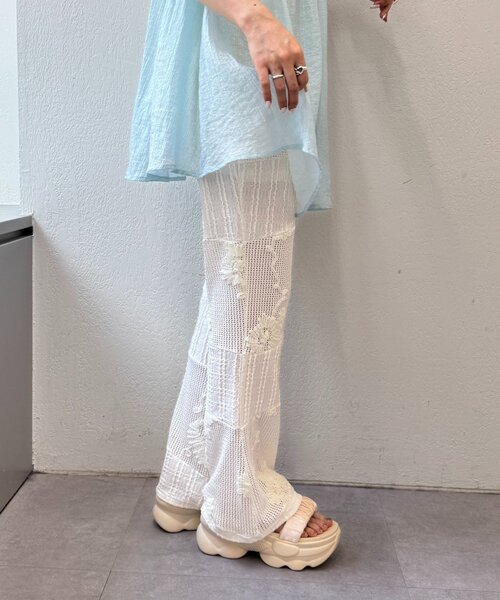 w closet（ダブルクローゼット）の「【2サイズ展開】パッチワークフレアレースパンツ（その他パンツ・レディース・ブラック/アイボリー・1/0）」の4枚目の写真