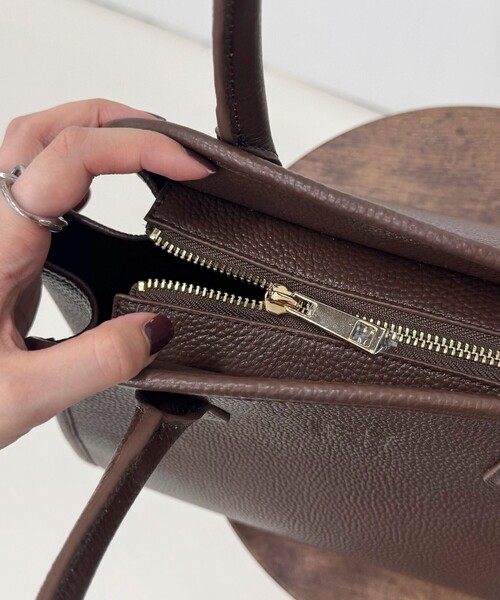 fredy emue（フレディエミュ）の「FR台形レザーバッグ（ショルダーバッグ・レディース・ブラック/ブラウン・FREE）」の13枚目の写真