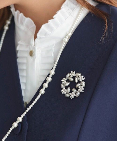 RUIRUE BOUTIQUE（ルイルエブティック）の「シルバー / ゴールド パール ブローチ 4type ｜ レディース セレモニースーツ ママスーツ オケージョンドレス 結婚式 パーティードレス フォーマル 華やか アクセサリー（ブローチ/コサージュ・レディース・ゴールド系3/シルバー/ゴールド系2/ゴールド・FREE）」の2枚目の写真