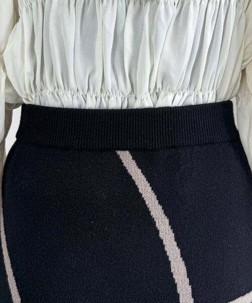 Thevon（ゼボン）の「ニュアンスラインニットナロースカート（スカート・レディース・ブラック/グレイッシュベージュ・FREE）」の15枚目の写真