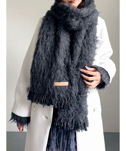 dazzlin（ダズリン）の「リップルカールマフラー（マフラー・レディース・レッド/ピンク/グリーン/イエロー/チャコールグレー/ブルー/アイボリー・FREE）」の3枚目の写真