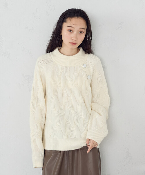 COMME CA ISM(コムサイズム)の「ケーブル ボタンニット(ニット/セーター・レディース・アイボリー/チャコール/ブルー・FREE)」の2枚目の写真