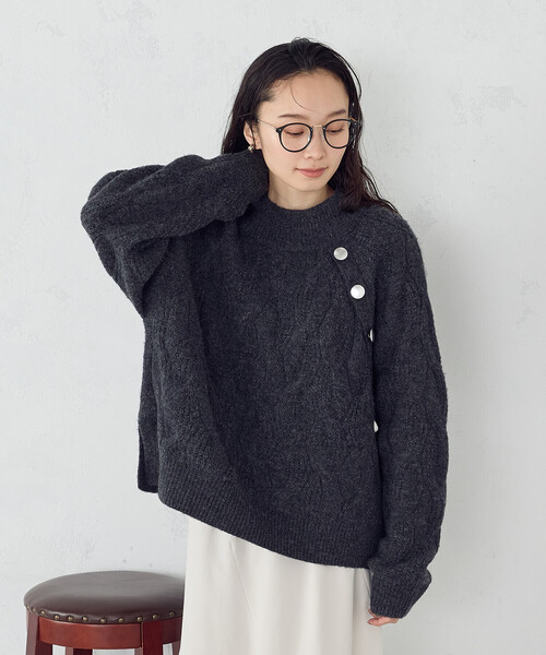 COMME CA ISM(コムサイズム)の「ケーブル ボタンニット(ニット/セーター・レディース・アイボリー/チャコール/ブルー・FREE)」の5枚目の写真