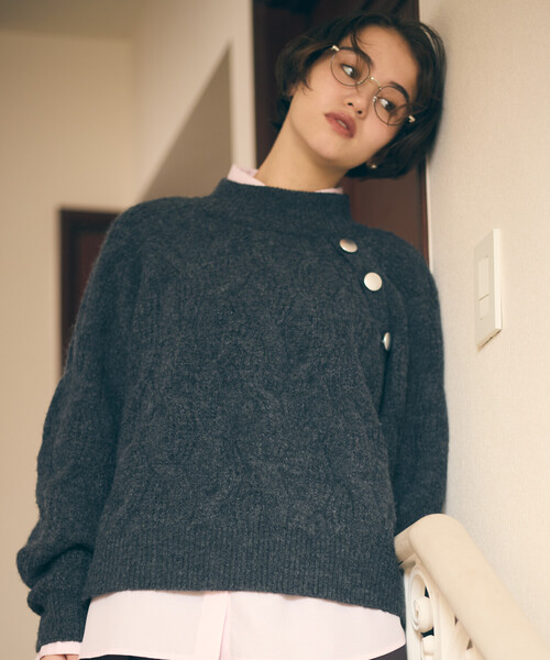 COMME CA ISM(コムサイズム)の「ケーブル ボタンニット(ニット/セーター・レディース・アイボリー/チャコール/ブルー・FREE)」の4枚目の写真