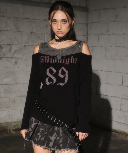 Midnight Move（ミッドナイトムーブ）の「A'GEM/9 × .kom 『MIDNIGHT MOVE/ミッドナイトムーブ』2way オフショルダー ナンバリングデザイン 長袖Tシャツ（Tシャツ/カットソー・レディース・ブラック/ブラウン/ベージュ・FREE）」の2枚目の写真