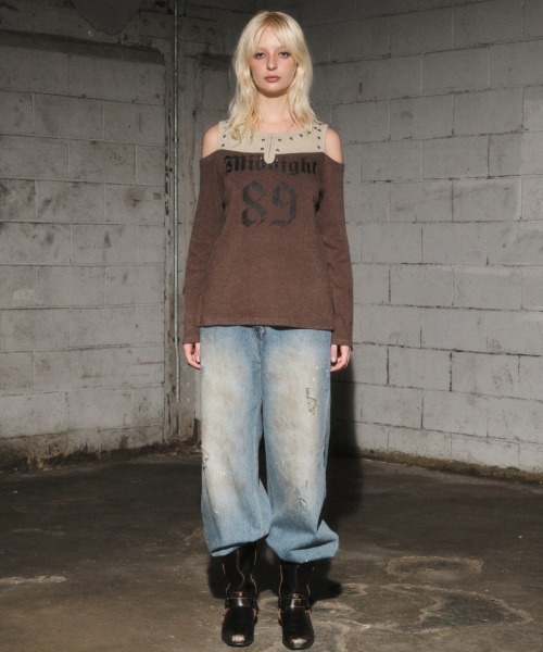 Midnight Move（ミッドナイトムーブ）の「A'GEM/9 × .kom 『MIDNIGHT MOVE/ミッドナイトムーブ』2way オフショルダー ナンバリングデザイン 長袖Tシャツ（Tシャツ/カットソー・レディース・ブラック/ブラウン/ベージュ・FREE）」の10枚目の写真