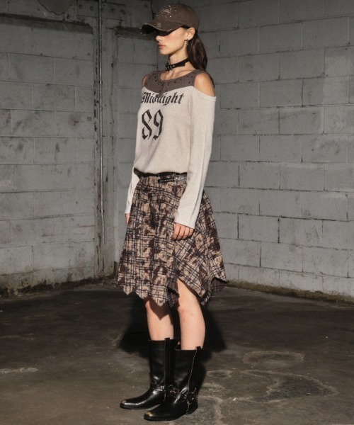 Midnight Move（ミッドナイトムーブ）の「A'GEM/9 × .kom 『MIDNIGHT MOVE/ミッドナイトムーブ』2way オフショルダー ナンバリングデザイン 長袖Tシャツ（Tシャツ/カットソー・レディース・ブラック/ブラウン/ベージュ・FREE）」の17枚目の写真