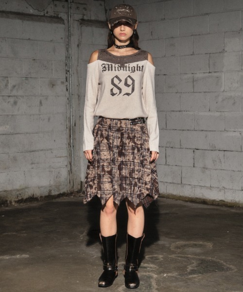 Midnight Move（ミッドナイトムーブ）の「A'GEM/9 × .kom 『MIDNIGHT MOVE/ミッドナイトムーブ』2way オフショルダー ナンバリングデザイン 長袖Tシャツ（Tシャツ/カットソー・レディース・ブラック/ブラウン/ベージュ・FREE）」の16枚目の写真