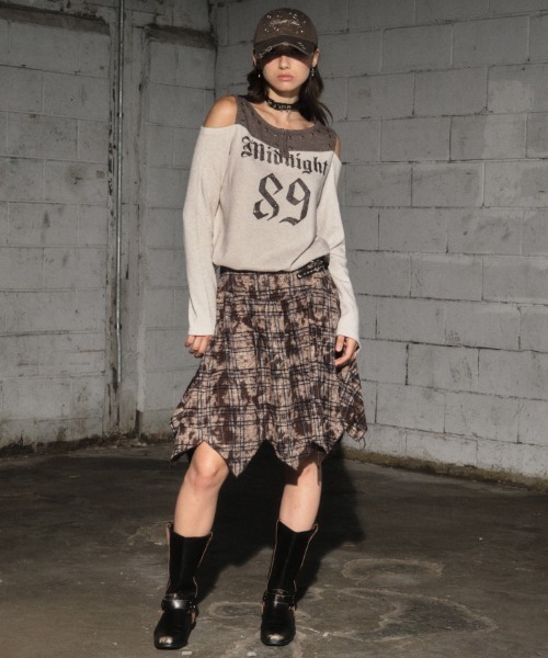 Midnight Move（ミッドナイトムーブ）の「A'GEM/9 × .kom 『MIDNIGHT MOVE/ミッドナイトムーブ』2way オフショルダー ナンバリングデザイン 長袖Tシャツ（Tシャツ/カットソー・レディース・ブラック/ブラウン/ベージュ・FREE）」の15枚目の写真