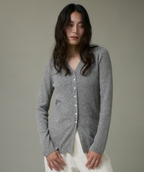 I.T.'S international（イッツインターナショナル）の「Vネックリブニットカーディガン《Melty air wool》（ニット/セーター・レディース・オフホワイト/グレー/ブラック/ブルー/ピンク・フリー）」の3枚目の写真