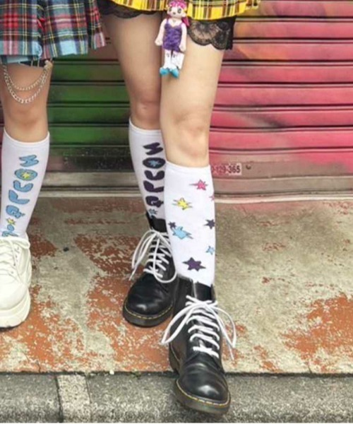 SPINNS(スピンズ)の「『SOUL PUSSSY CAT×SPINNS』ロゴハイソックス(ソックス/靴下・レディース・ホワイト×パープル/ホワイト×イエロー/ホワイト×ピンク・ONESIZE)」の1枚目の写真