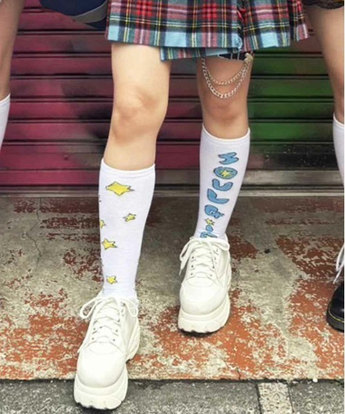 SPINNS(スピンズ)の「『SOUL PUSSSY CAT×SPINNS』ロゴハイソックス(ソックス/靴下・レディース・ホワイト×パープル/ホワイト×イエロー/ホワイト×ピンク・ONESIZE)」の2枚目の写真