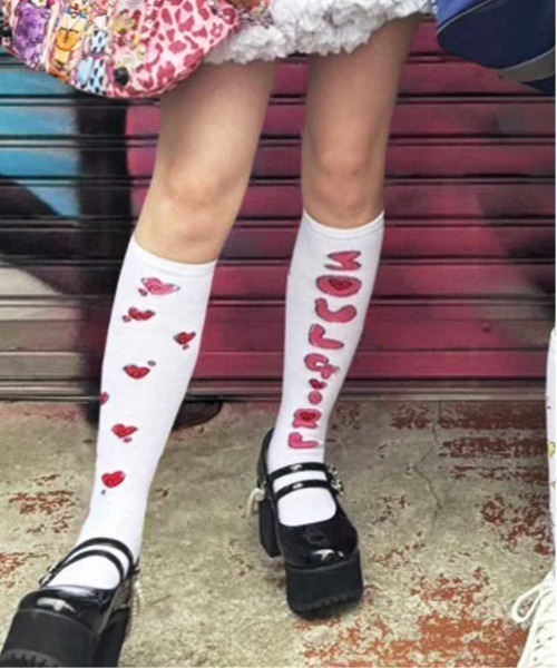 SPINNS(スピンズ)の「『SOUL PUSSSY CAT×SPINNS』ロゴハイソックス(ソックス/靴下・レディース・ホワイト×パープル/ホワイト×イエロー/ホワイト×ピンク・ONESIZE)」の3枚目の写真