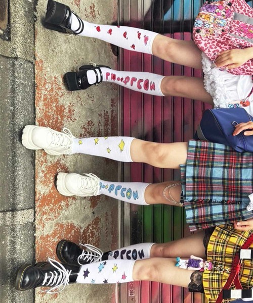 SPINNS(スピンズ)の「『SOUL PUSSSY CAT×SPINNS』ロゴハイソックス(ソックス/靴下・レディース・ホワイト×パープル/ホワイト×イエロー/ホワイト×ピンク・ONESIZE)」の6枚目の写真