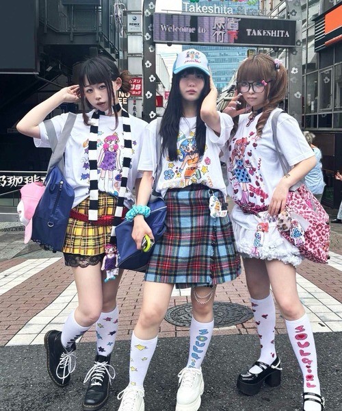 SPINNS(スピンズ)の「『SOUL PUSSSY CAT×SPINNS』ロゴハイソックス(ソックス/靴下・レディース・ホワイト×パープル/ホワイト×イエロー/ホワイト×ピンク・ONESIZE)」の11枚目の写真