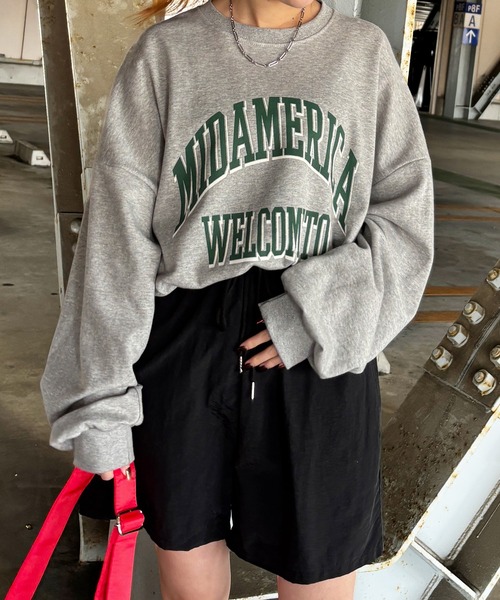 ISOOK（アイスー）の「【ISOOK / アイスー】カレッジロゴ風オーバーサイズスウェット / 長袖 クルーネック ラウンドネック カットソー レタリング ルーズ丈 ビッグシルエット 英字ロゴ 春服 春トップス グレー ピンク ZOZOTOWN限定（スウェット・レディース・ピンク/グレー・FREE）」の2枚目の写真