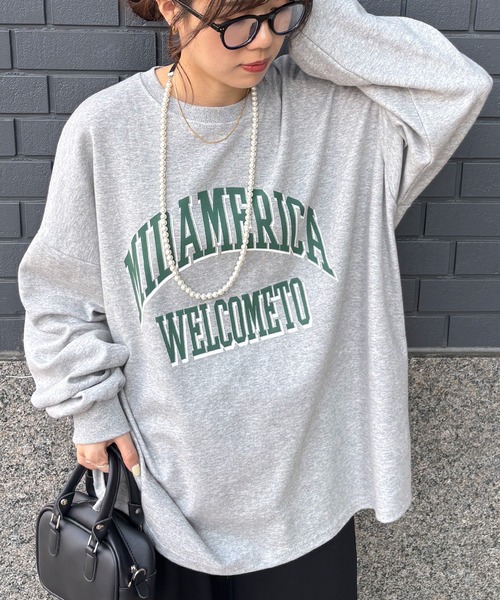 ISOOK（アイスー）の「【ISOOK / アイスー】カレッジロゴ風オーバーサイズスウェット / 長袖 クルーネック ラウンドネック カットソー レタリング ルーズ丈 ビッグシルエット 英字ロゴ 春服 春トップス グレー ピンク ZOZOTOWN限定（スウェット・レディース・ピンク/グレー・FREE）」の3枚目の写真