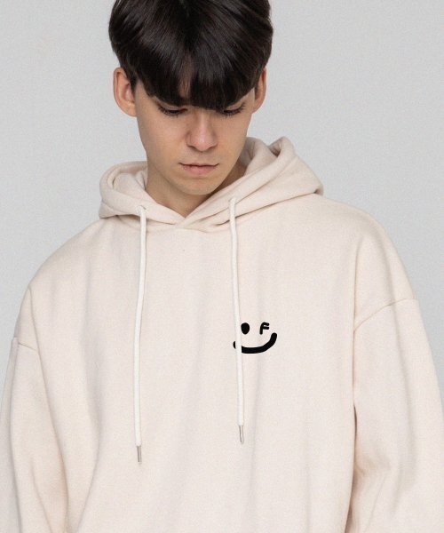 GRAVER（グレーバー）の「[ユニセックス]スモールドローイングスマイルフードパーカー_クリーム/ブラックロゴ（パーカー・レディース・アイボリー・MEDIUM/LARGE/X-LARGE/SMALL）」の2枚目の写真