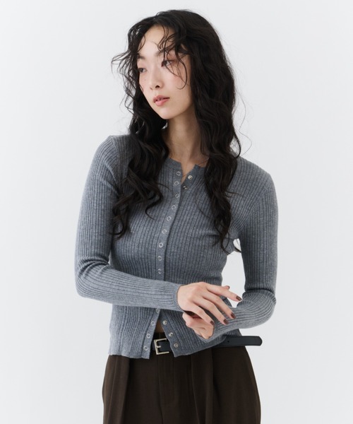 NUJOH（ヌゾ）の「Snap Rib Top / スナップリブトップ（Tシャツ/カットソー・レディース・アイボリー/ブラック/ライトブルー/チャコールグレー・FREE）」の16枚目の写真