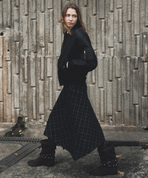 MAIS(マイス)の「CHECK ASYMMETRICAL FLARED SKIRT(スカート・レディース・ブラック・1(S)/2(M))」の2枚目の写真
