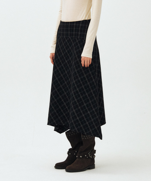 MAIS(マイス)の「CHECK ASYMMETRICAL FLARED SKIRT(スカート・レディース・ブラック・1(S)/2(M))」の4枚目の写真