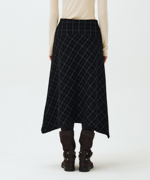 MAIS(マイス)の「CHECK ASYMMETRICAL FLARED SKIRT(スカート・レディース・ブラック・1(S)/2(M))」の5枚目の写真