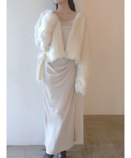 LAGUNAMOON(ラグナムーン)の「ファーライクニットカーデセットナローキャミワンピース(ワンピース・レディース・チャコールグレー/ベージュ・SMALL/MEDIUM)」の1枚目の写真