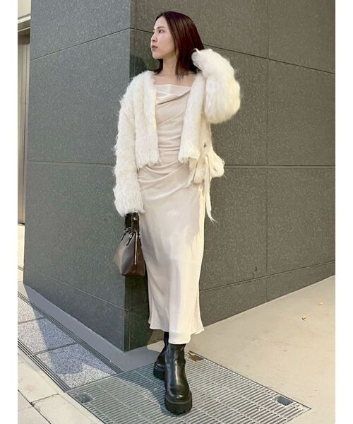 LAGUNAMOON(ラグナムーン)の「ファーライクニットカーデセットナローキャミワンピース(ワンピース・レディース・チャコールグレー/ベージュ・SMALL/MEDIUM)」の15枚目の写真