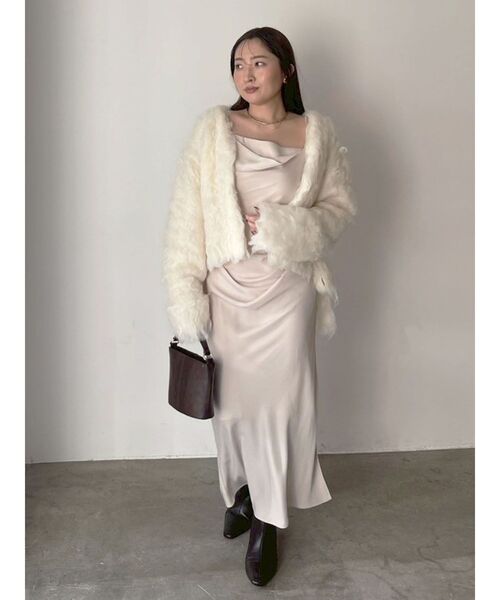 LAGUNAMOON(ラグナムーン)の「ファーライクニットカーデセットナローキャミワンピース(ワンピース・レディース・チャコールグレー/ベージュ・SMALL/MEDIUM)」の20枚目の写真