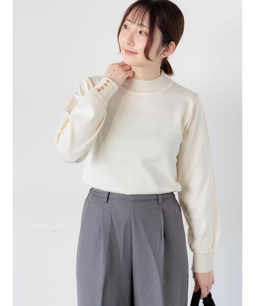 Te chichi TERRASSE（テチチテラス）の「袖口金釦ハイネックニット（ニット/セーター・レディース・オフホワイト/イエロー/ミント/チャコールグレー・F）」の2枚目の写真